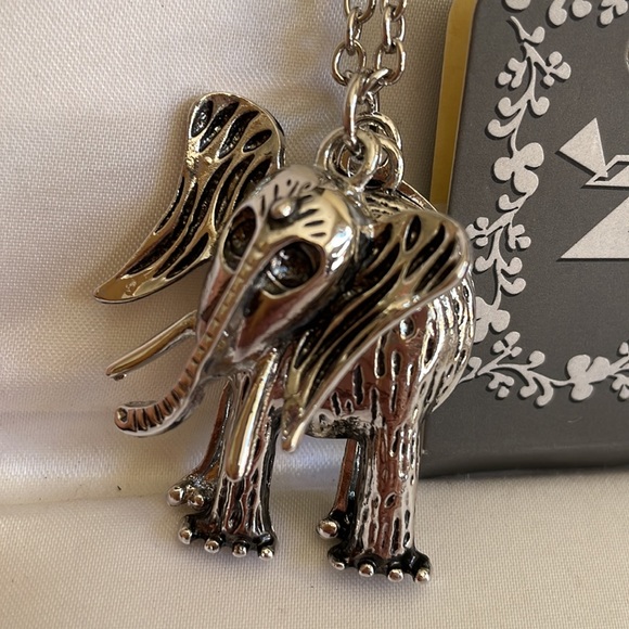 ZAD silver color charming movable Elephant necklace new - Picture 2 of 6